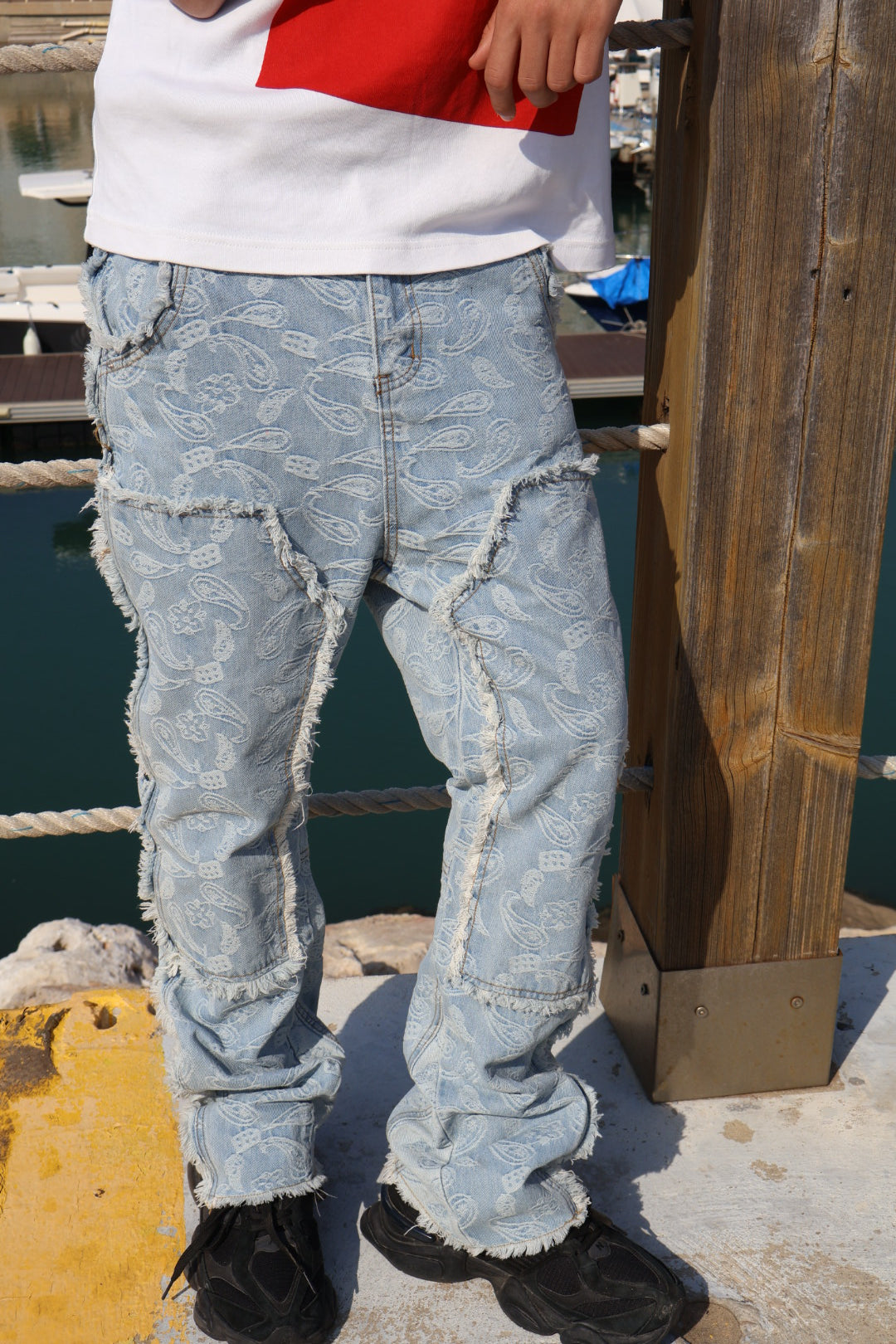 ג'ינס כחול עם הדפס בנדנה “BANDANA”