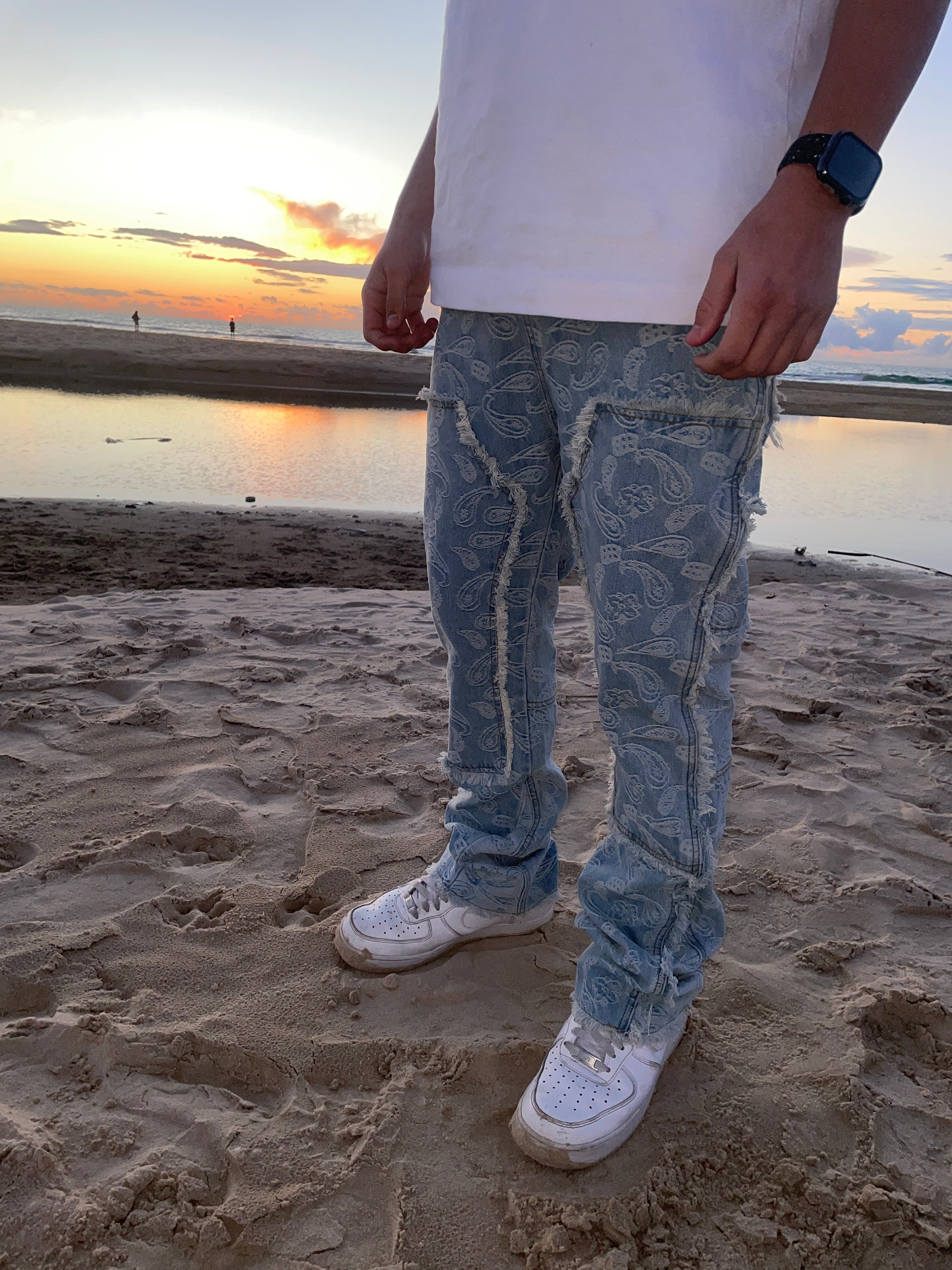 ג'ינס כחול עם הדפס בנדנה “BANDANA”