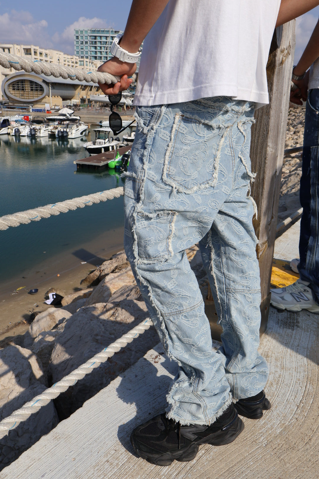 ג'ינס כחול עם הדפס בנדנה “BANDANA”