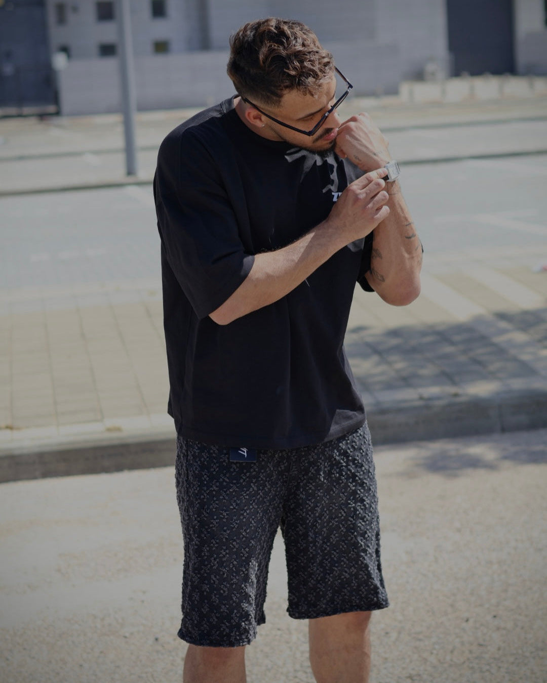 ג’ינס אובר סייז קצר עם הדפס כוכבים שחור ״STARLIGHY”