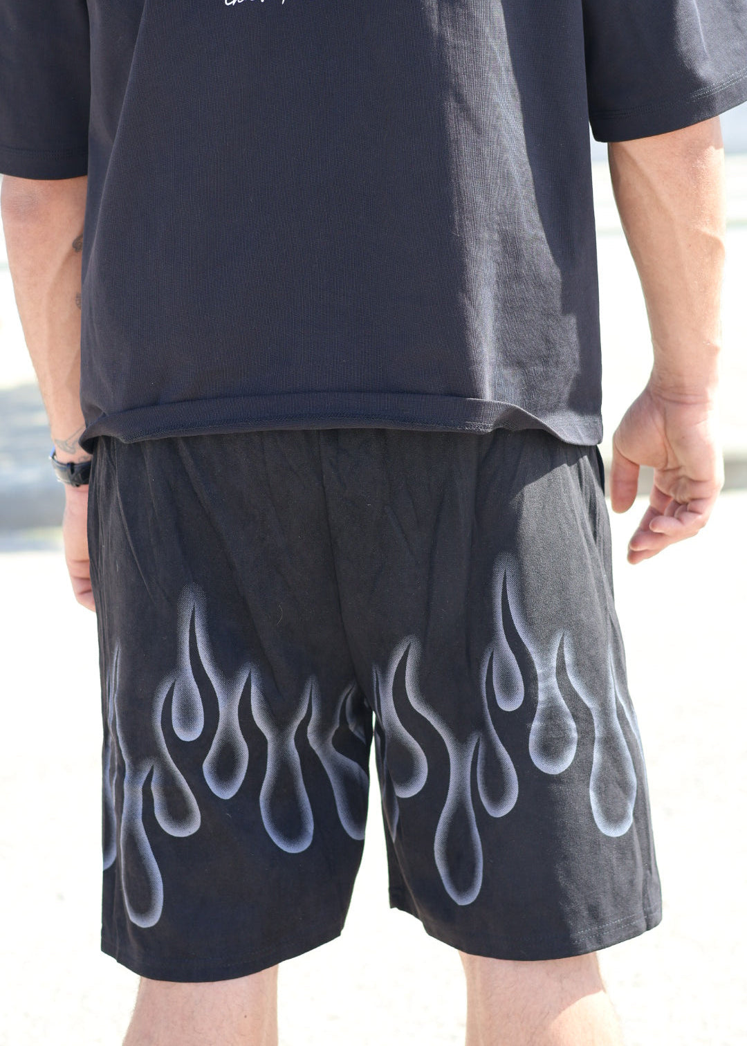 מכנס קצר הדפס אש שחור ״fire״