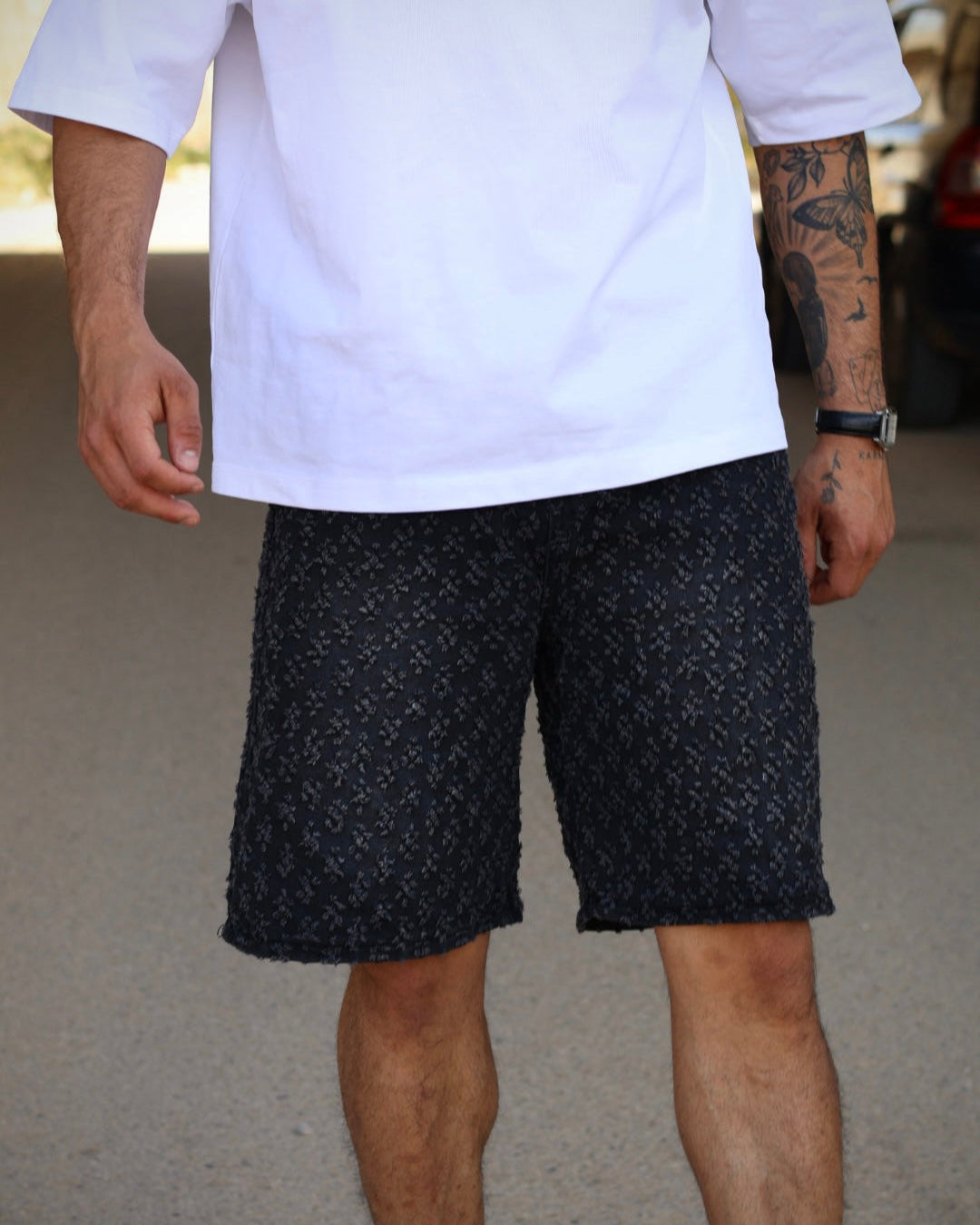 ג’ינס אובר סייז קצר עם הדפס כוכבים שחור ״STARLIGHY”