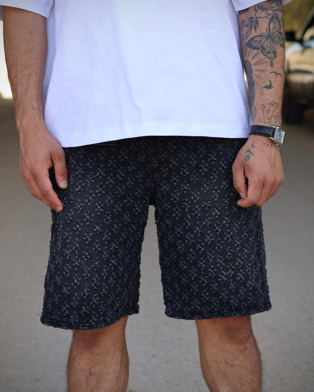 ג’ינס אובר סייז קצר עם הדפס כוכבים שחור ״STARLIGHY”