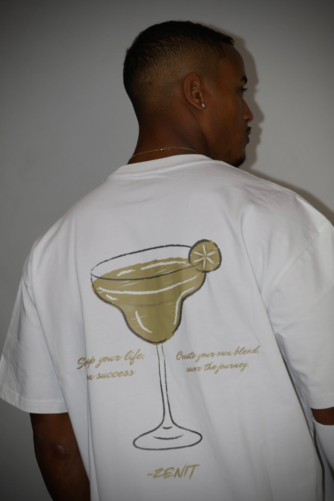 חולצת אובר סייז לבנה קוקטייל ״Cocktail״