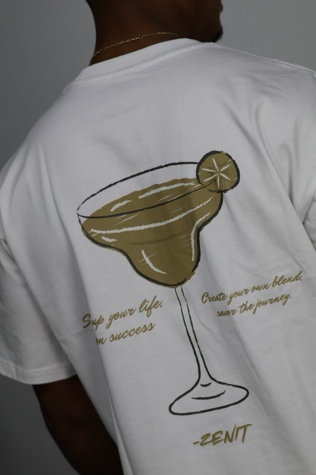 חולצת אובר סייז לבנה קוקטייל ״Cocktail״