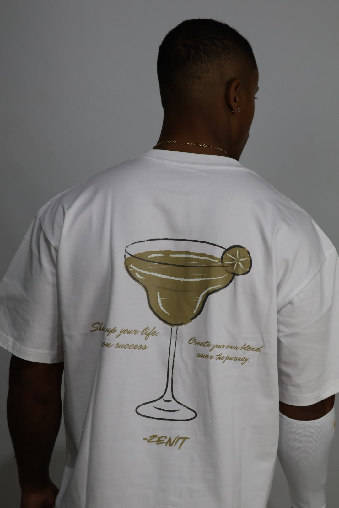 חולצת אובר סייז לבנה קוקטייל ״Cocktail״