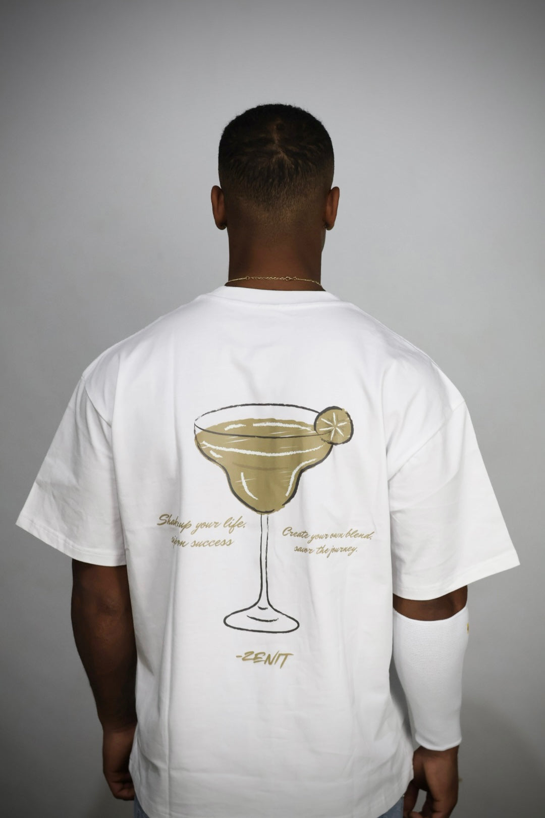 חולצת אובר סייז לבנה קוקטייל ״Cocktail״