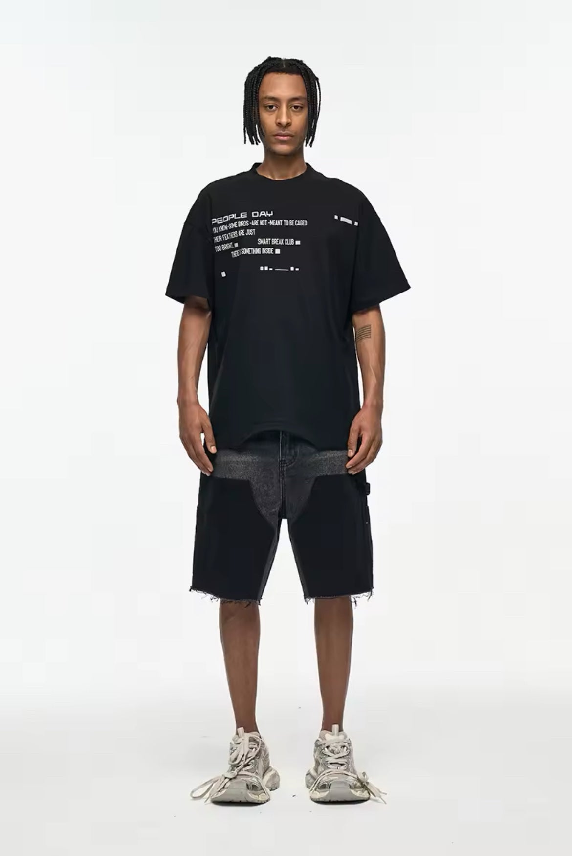 "BLACK" ג'ינס אוברסייז קצר אפור עם שילוב שחור