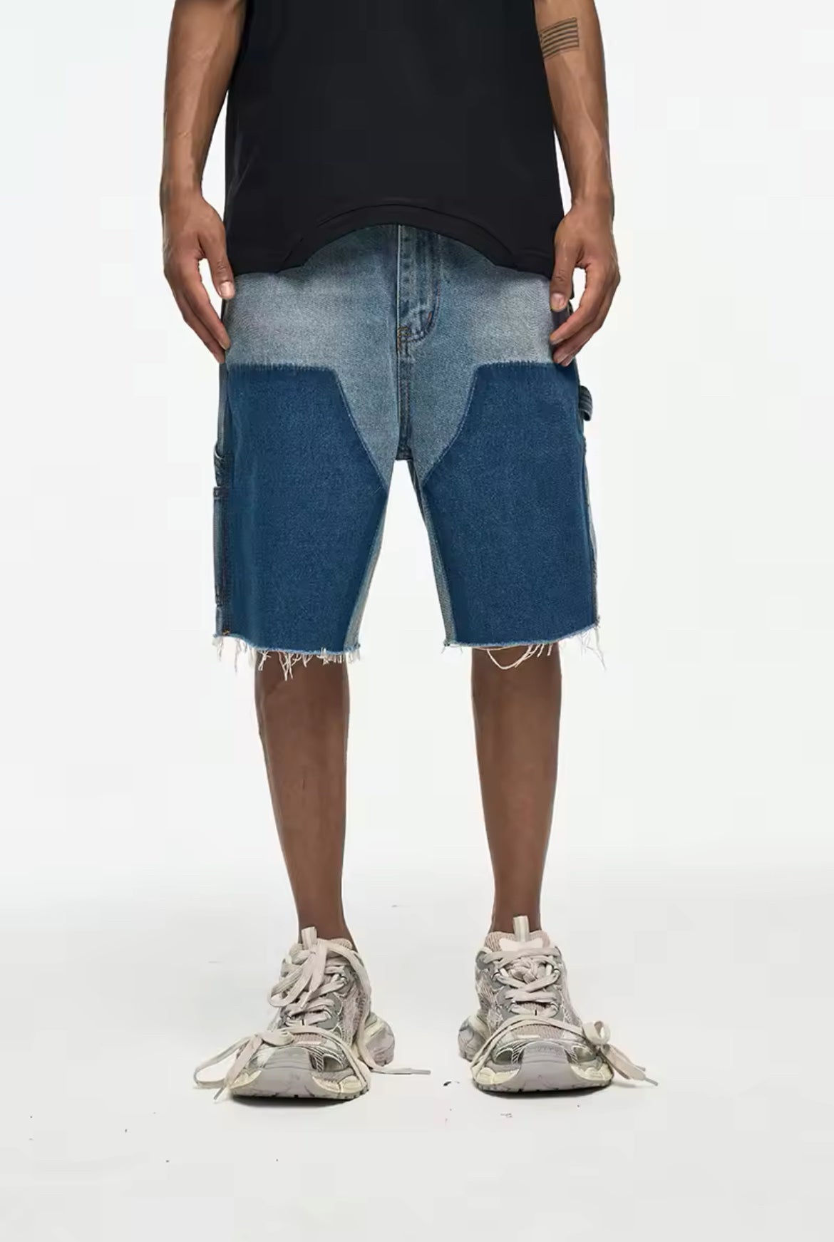 ”BLUE” ג'ינס קצר אוברסייז כחול בהיר עם שילוב כחול כהה