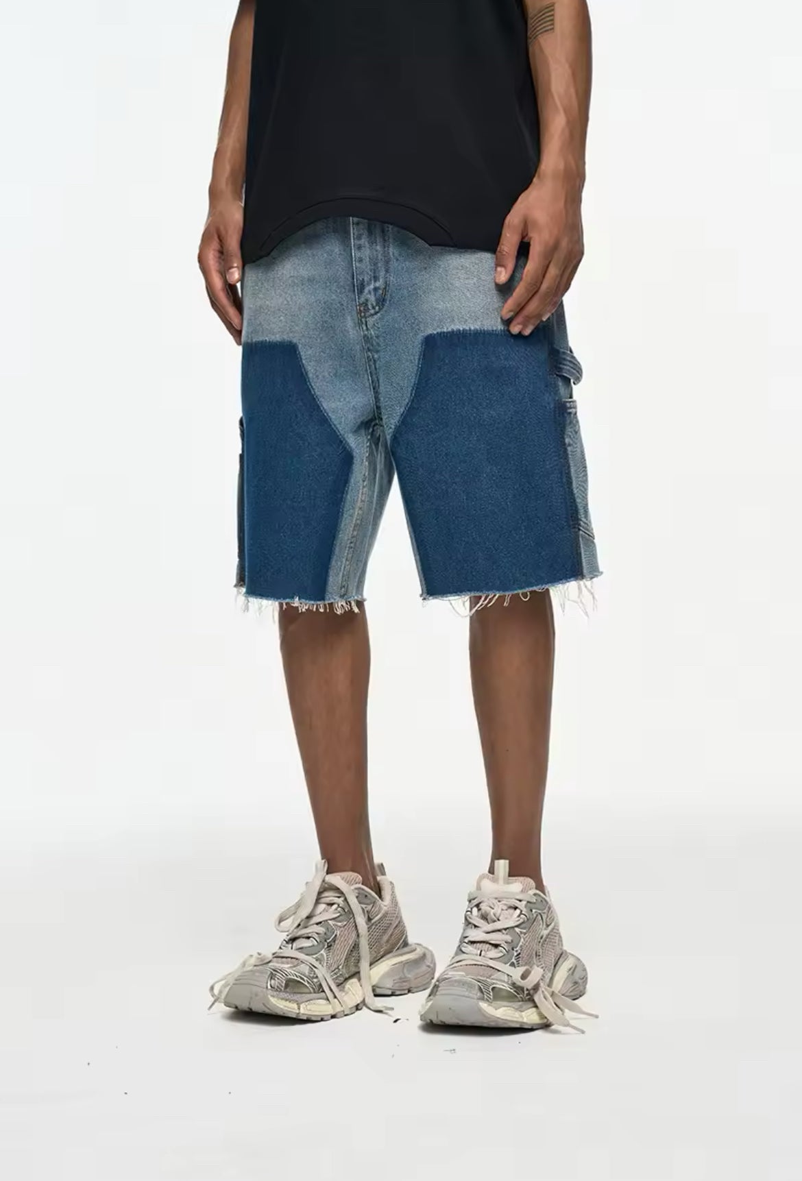 ”BLUE” ג'ינס קצר אוברסייז כחול בהיר עם שילוב כחול כהה