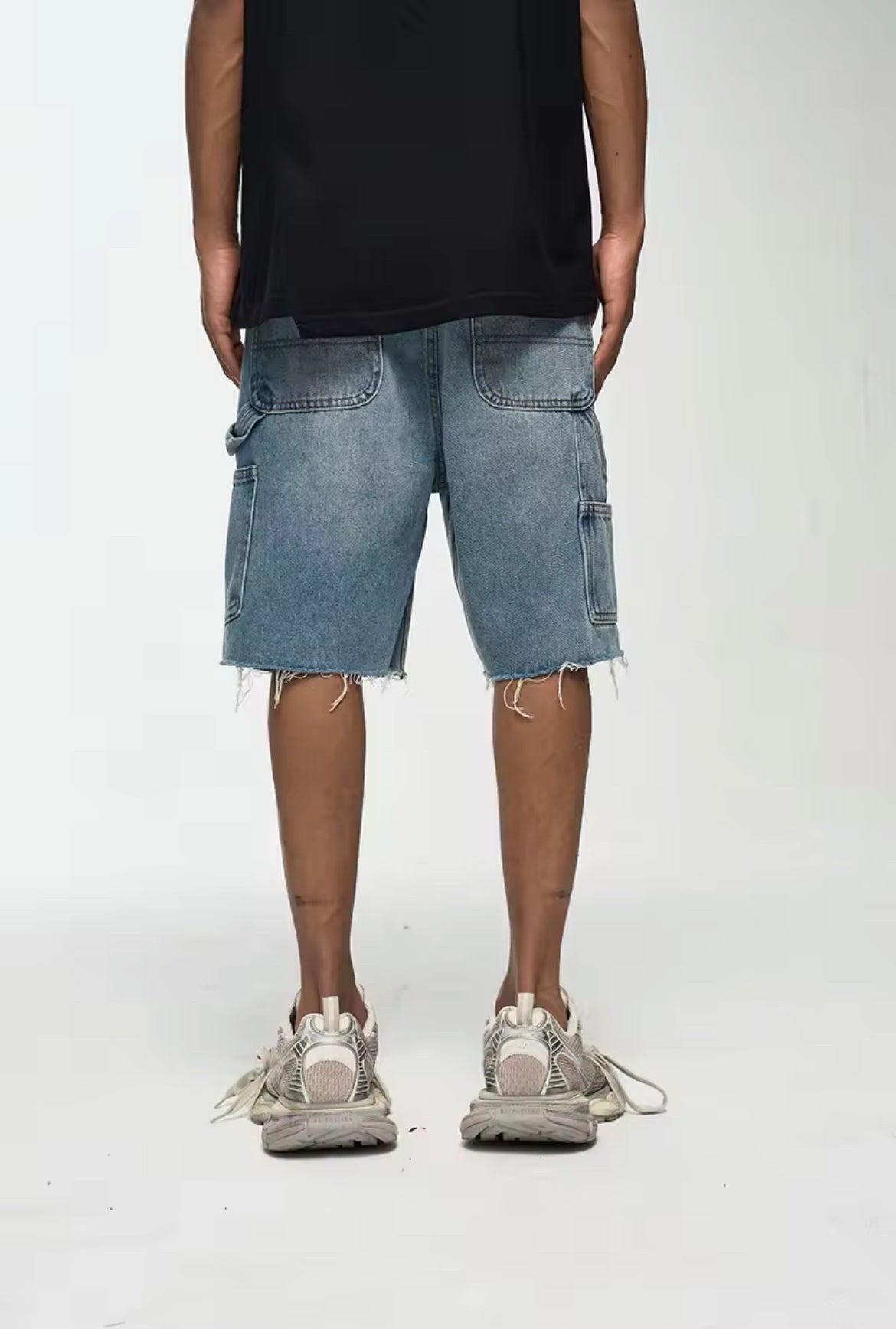 ”BLUE” ג'ינס קצר אוברסייז כחול בהיר עם שילוב כחול כהה