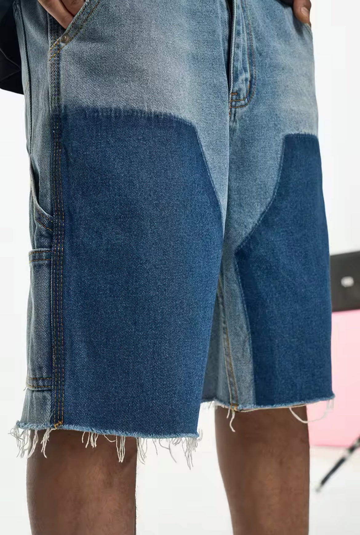 ”BLUE” ג'ינס קצר אוברסייז כחול בהיר עם שילוב כחול כהה