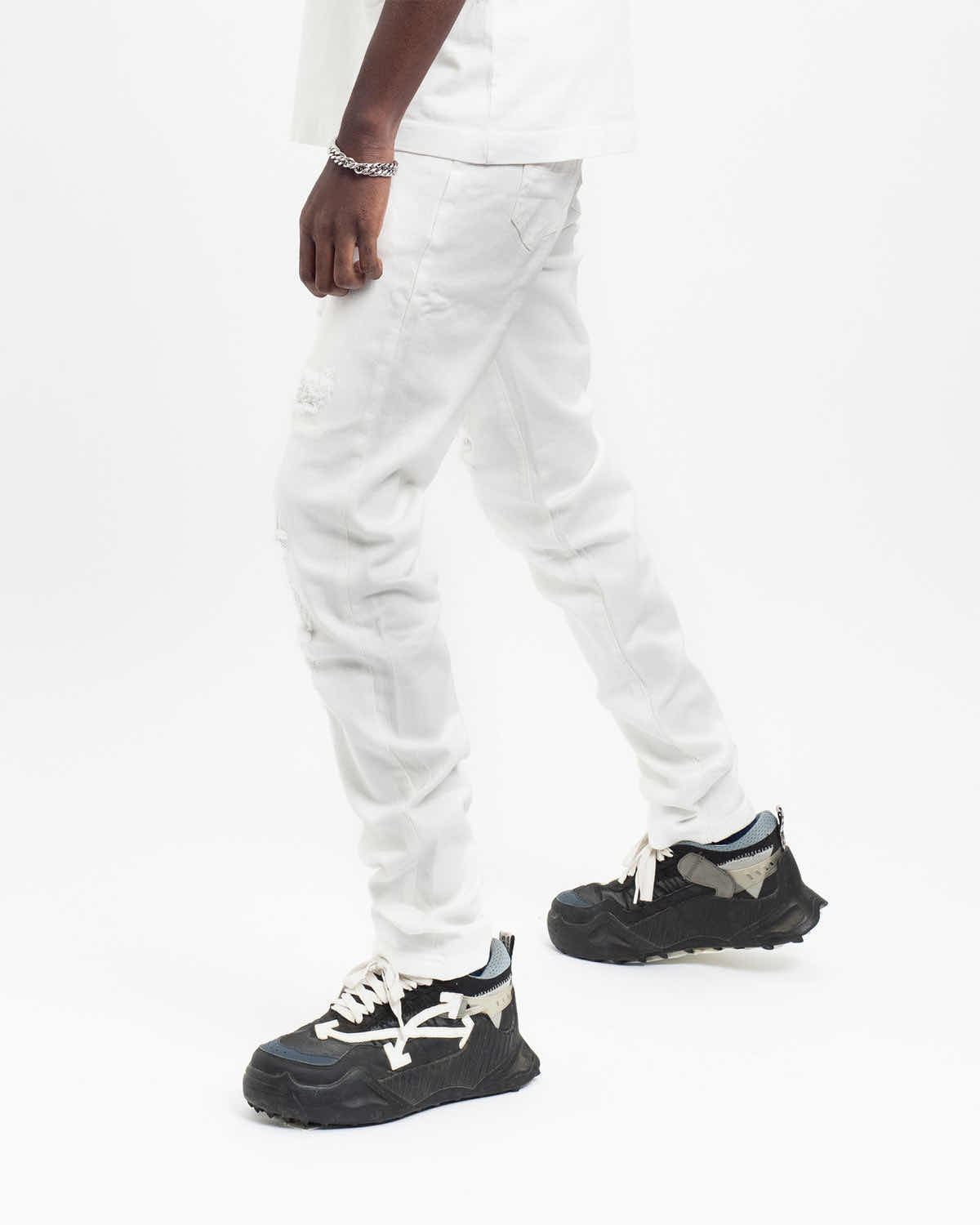 ג'ינס קרעים לבן עם קרעים “RIPPED”