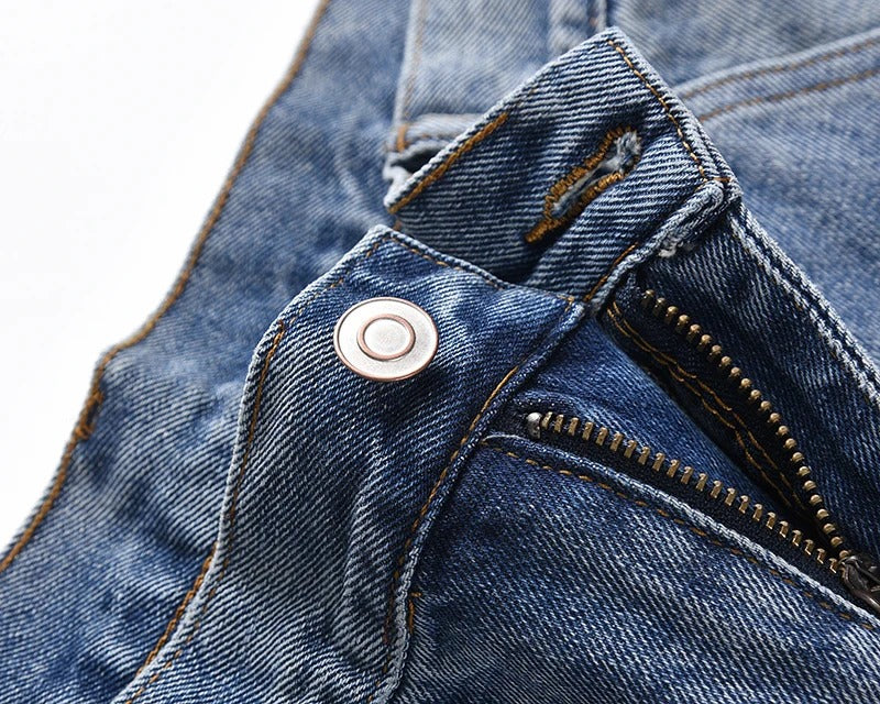 ”BLUE” ג'ינס קצר אוברסייז כחול בהיר עם שילוב כחול כהה