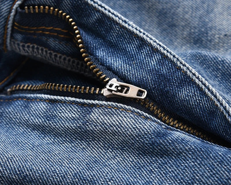 ”BLUE” ג'ינס קצר אוברסייז כחול בהיר עם שילוב כחול כהה